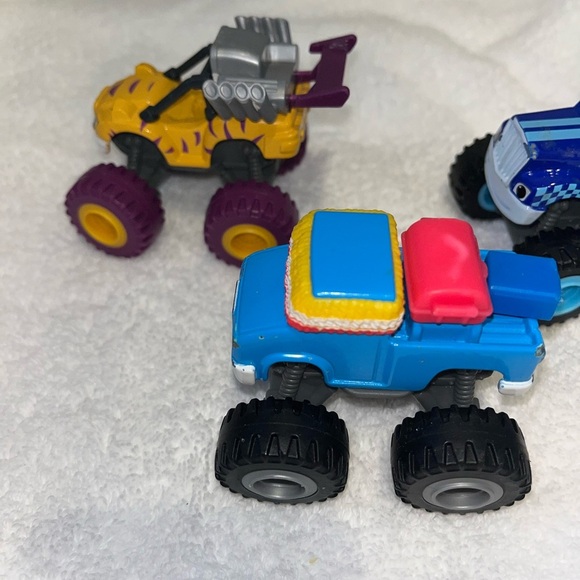 Blaze and The Monster Machines Viacom Mattel Cars 2014 Lot of 4 Vehicles - Picture 8 of 9